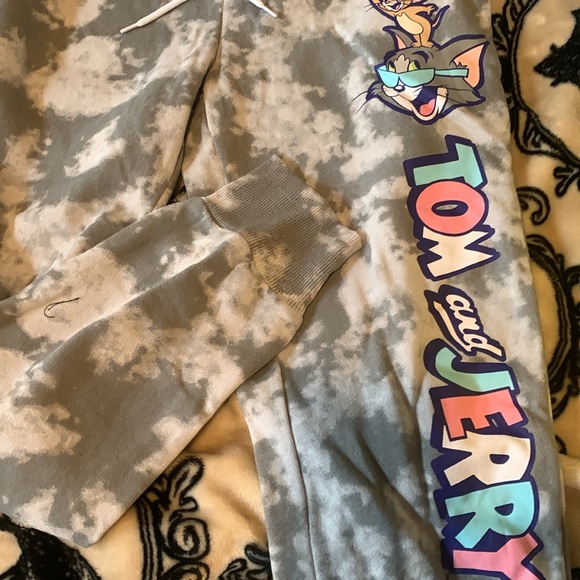 Tom and Jerry sweatpants NWT - Picture 4 of 8